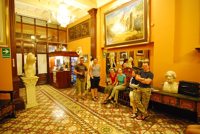 Laura i Astronom-3.JPG - Espania, nasz hostelik, w którym nocowaliśmy w Limie. Za 15 złotych na Floriańskiej? W Polsce się nie da, w Peru jak najbardziej. Przy bliższym poznaniu dostrzega się hm... pewne mankamenty, ale przecież o przygodę tu chodzi a nie o brak karaluchów w łóżeczku, co nie? (Zdjęcie: Laura i Astronom)